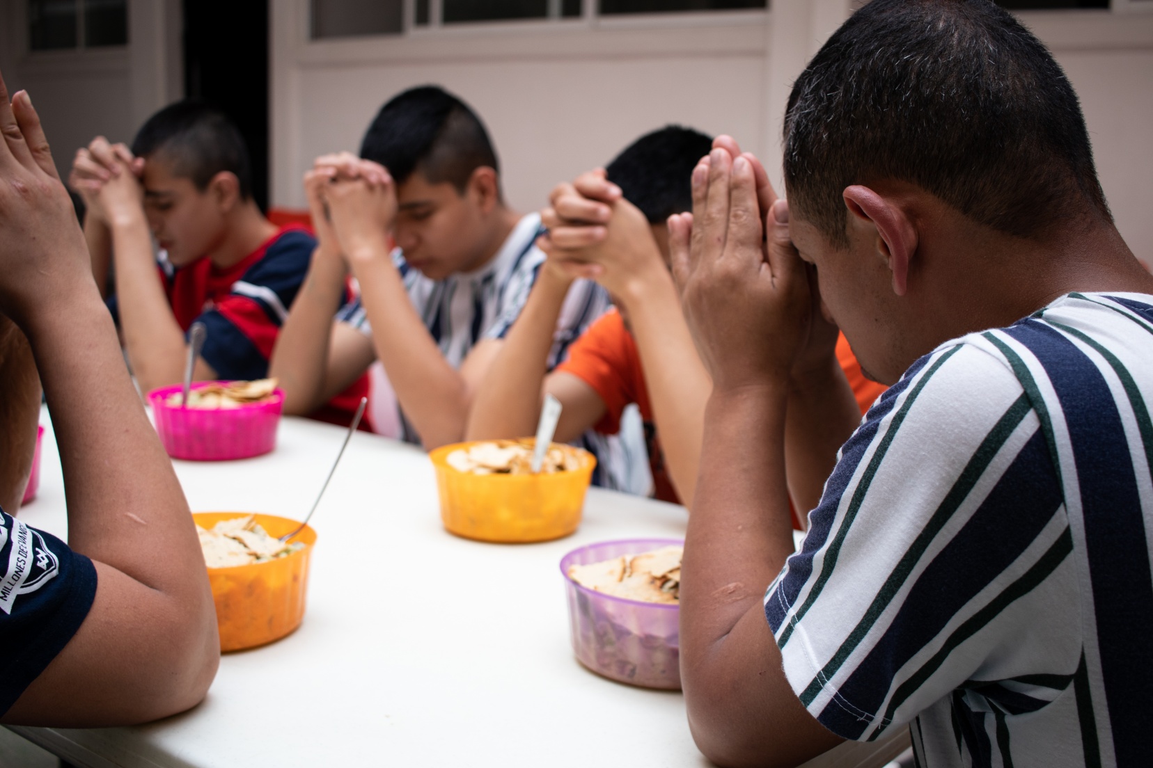 Residentes de Centro El Recobro compartiendo la mesa