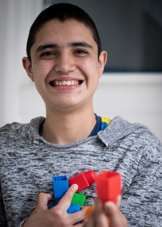 Joven residente de Centro El Recobro sonriendo durante un taller